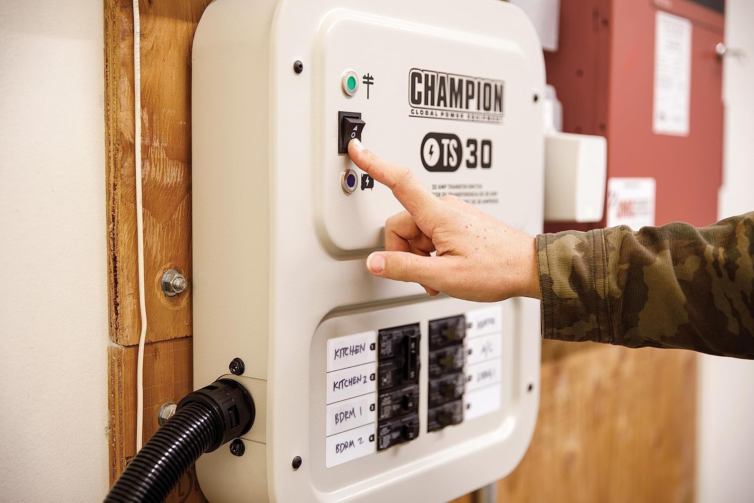 Champion Power Equipment 30-Amp Indoor-Rated Manual Transfer Switch with 25-Foot Generator Power Cord and Weather-Resistant Power Inlet Box Gronata
